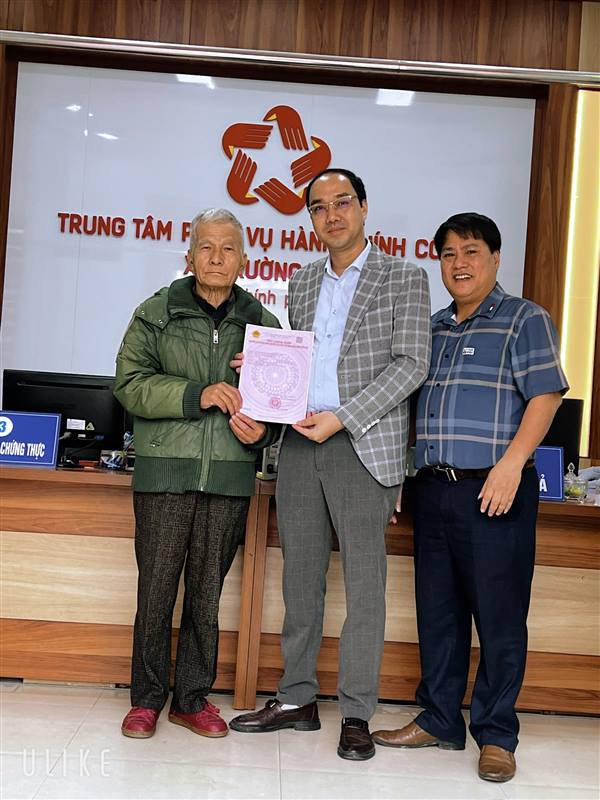 Phòng Kinh tế xã Trường Tân chao Giấy chứng nhận lần đầu cho ông Phạm Thanh Ơn, là người có công với cách mạng, tại thôn Hậu Bổng.