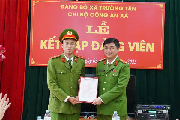 Chi bộ Công an xã Trường Tân tổ chức lễ kết nạp Đảng cho quần chúng ưu tú Phạm Văn Điển.