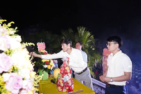 LÃNH ĐẠO XÃ TRƯỜNG TÂN DỰ LỄ THẮP NẾN TRI ÂN CÁC ANH HÙNG LIỆT SĨ TẠI 4 NGHĨA TRANG LIỆT SĨ PHẠM TRẤN, QUANG MINH, NHẬT TÂN VÀ ĐỨC XƯƠNG.