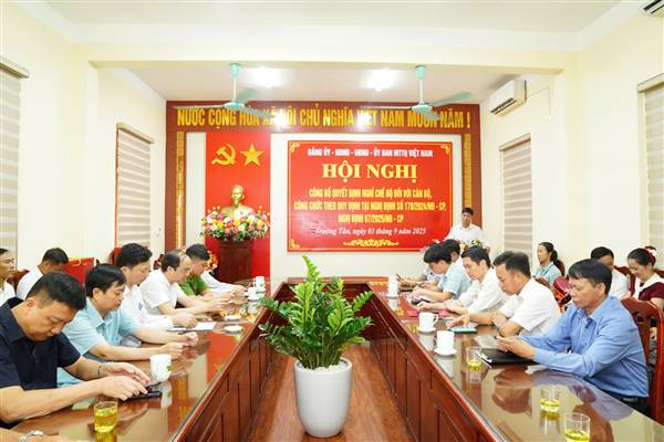 Xã Trường Tân công bố quyết định nghỉ chế độ đối với cán bộ, công chức theo quy định tại Nghị định số 178 và Nghị định số 67 của Chính phủ.
