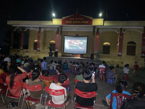 ĐÔNG ĐẢO NHÂN DÂN XÃ TRƯỜNG TÂN HƯỞNG ỨNG CHƯƠNG TRÌNH CHIẾU PHIM “MƯA ĐỎ” LƯU ĐỘNG