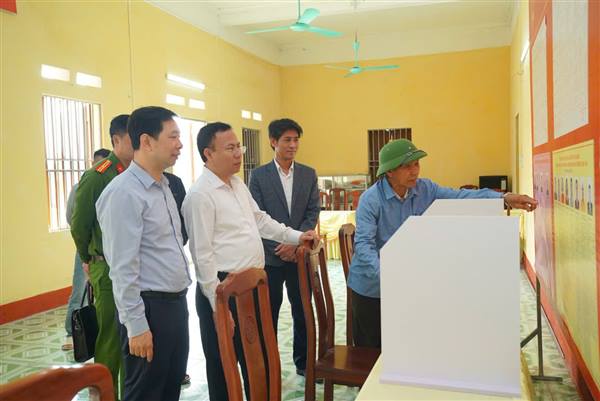 Đồng chí Hoàng Quốc Thưởng kiểm tra công tác chuẩn bị bầu cử tại xã Trường Tân.
