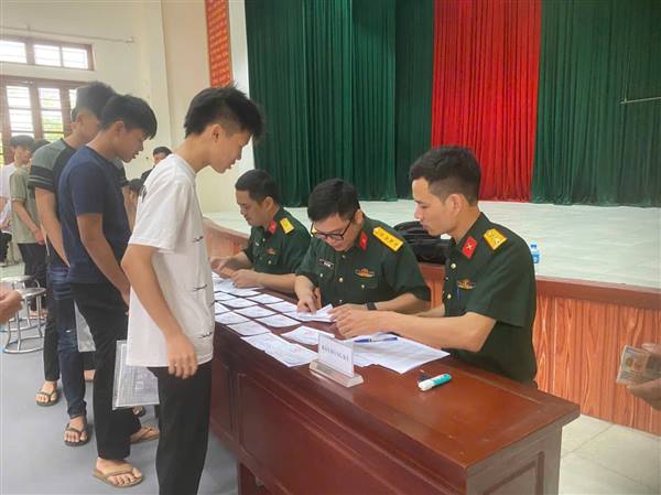 BAN CHỈ HUY QUÂN SỰ XÃ TRƯỜNG TÂN TỔ CHỨC ĐĂNG KÝ NGHĨA VỤ QUÂN SỰ LẦN ĐẦU CHO CÔNG DÂN NAM ĐỦ 17 TUỔI.