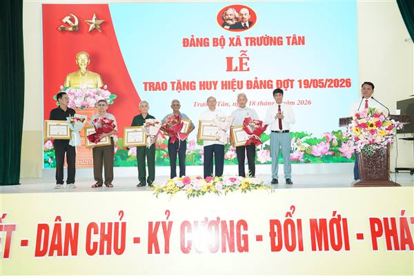 Xã Trường Tân long trọng tổ chức Lễ trao Huy hiệu Đảng đợt 19/5.