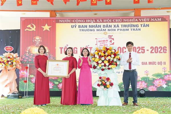 Trường Mầm non Phạm Trấn đón bằng công nhận đạt chuẩn quốc gia mức độ 2. 