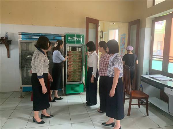 Hội LHPN xã Trường Tân giám sát công tác an toàn thực phẩm tại Trường Mầm non, Tiểu học Phạm Trấn.