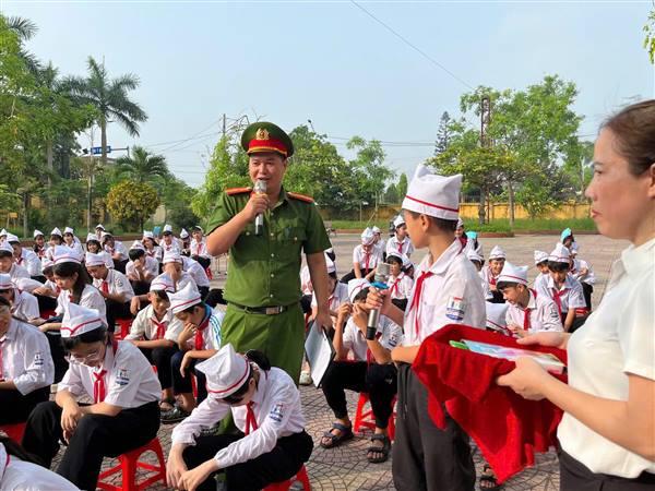 Tuyên truyền phòng chống đuối nước, tai nạn thương tích cho học sinh trường THCS Nhật Tân. 