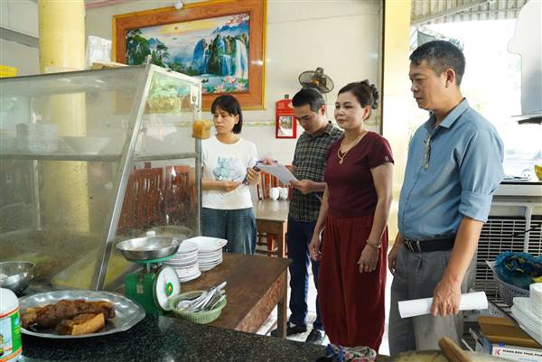 Xã Trường Tân kiểm tra các cơ sở quán ăn, hộ kinh doanh hàng hóa trên địa bàn.