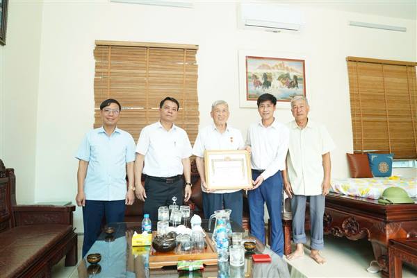 Xã Trường Tân tổ chức trao, truy tặng Huy hiệu Đảng nhân dịp 19/5.