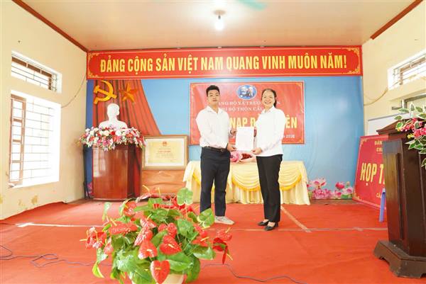 Xã Trường Tân kết nạp thêm 18 đảng viên mới đợt 19/5.