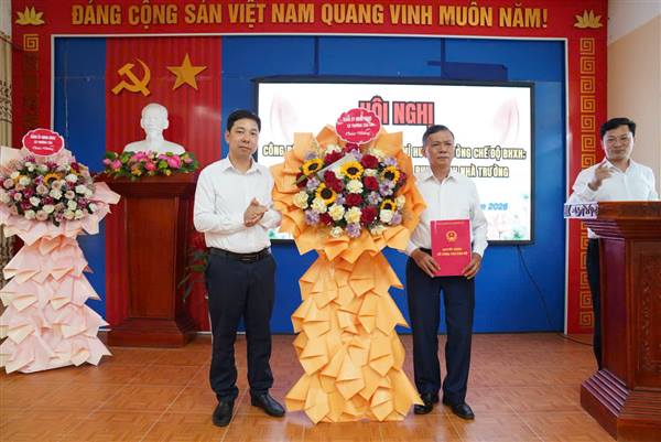Xã Trường Tân công bố quyết định nghỉ chế độ BHXH cho thầy giáo Đỗ Mạnh Thanh Hải và giao phụ trách Trường Tiểu học Đồng Quang.
