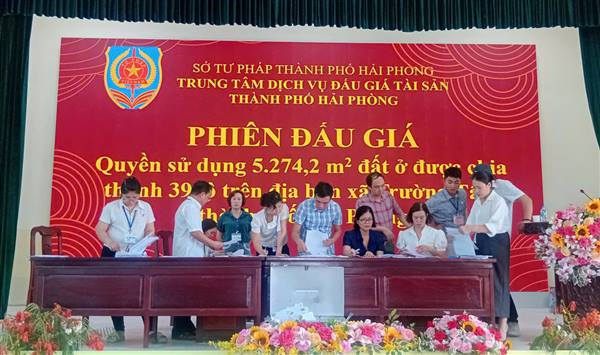 XÃ TRƯỜNG TÂN TỔ CHỨC ĐẤU GIÁ THÀNH CÔNG 33 LÔ ĐẤT TẠI KHU DÂN CƯ TRÊN ĐỊA BÀN XÃ