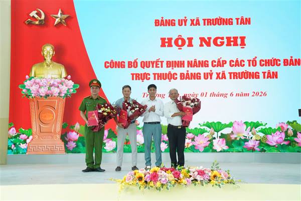 Xã Trường Tân công bố quyết định nâng cấp các tổ chức cơ sở đảng trực thuộc Đảng ủy xã.