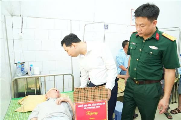 Đồng chí Phạm Đình Khải Chủ tịch UBND xã đi thăm, tặng quà gia đình chính sách, người có công nhân kỷ niệm 79 năm Ngày Thương binh - Liệt sĩ 27.7