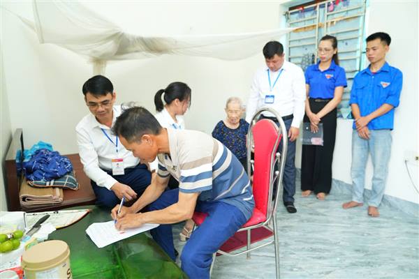 TRUNG TÂM PHỤC VỤ HÀNH CHÍNH CÔNG XÃ TRƯỜNG TÂN HỖ TRỢ NGƯỜI DÂN LÀM THỦ TỤC HÀNH CHÍNH TẠI NHÀ.