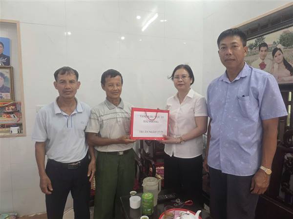 TÒA ÁN NHÂN DÂN KHU VỰC 11 - HẢI PHÒNG TRAO QUÀ TRI ÂN NGƯỜI CÓ CÔNG TẠI XÃ TRƯỜNG TÂN