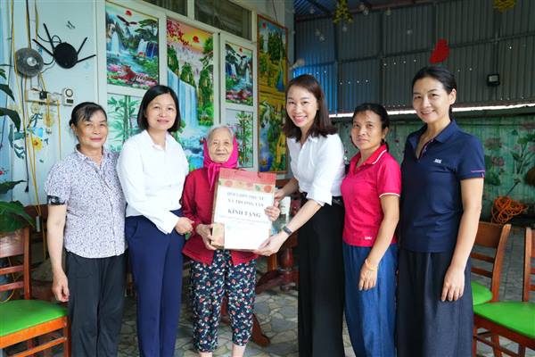 Hội Liên hiệp Phụ nữ xã Trường Tân thăm, tặng quà gia đình chính sách nhân dịp kỷ niệm 79 năm Ngày Thương binh - Liệt sĩ