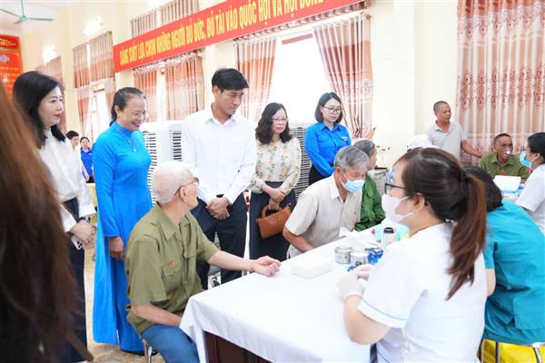 Khám bệnh, cấp phát thuốc miễn phí và tặng quà tri ân cho 200 người có công tại xã Trường Tân.