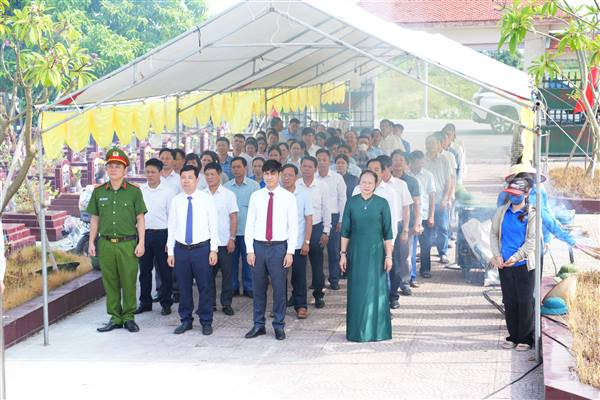 Xã Trường Tân tổ chức dâng hương tưởng niệm các Anh hùng liệt sĩ. 