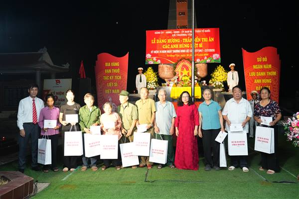 Xã Trường Tân tổ chức Lễ thắp nến tri ân các Anh hùng liệt sĩ tại nghĩa trang liệt sĩ Đồng Quang 