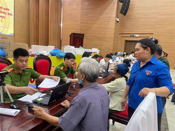 Trường Tân tổ chức thu nhận mẫu ADN cho thân nhân liệt sĩ phục vụ xác định danh tính hài cốt liệt sĩ.