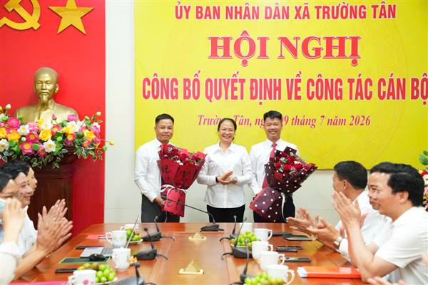 Xã Trường Tân công bố quyết định bổ nhiệm Giám đốc Trung tâm Phục vụ Hành chính công và Giám đốc Trung tâm Dịch vụ Sự nghiệp công xã.