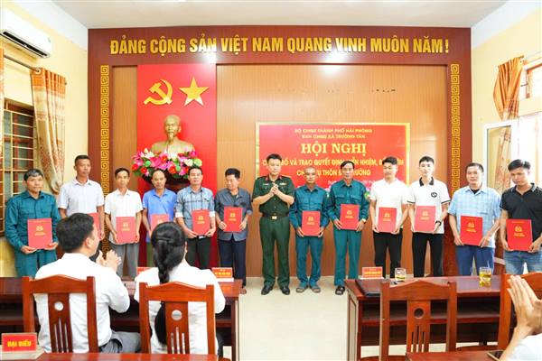 BAN CHQS XÃ TRƯỜNG TÂN CÔNG BỐ VÀ TRAO QUYẾT ĐỊNH MIỄN NHIỆM, BỔ NHIỆM THÔN ĐỘI TRƯỞNG