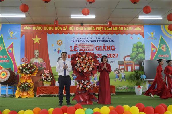  Đồng chí Phạm Đình Khải, Phó Bí thư Đảng ủy, Chủ tịch UBND xã Trường Tân dự khai giảng năm học mới tại Trường Mầm non Trường Tân trụ sở chính