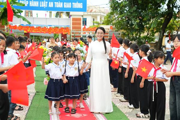 TƯNG BỪNG LỄ KHAI GIẢNG TẠI CÁC TRƯỜNG HỌC TRÊN ĐỊA BÀN XÃ TRƯỜNG TÂN