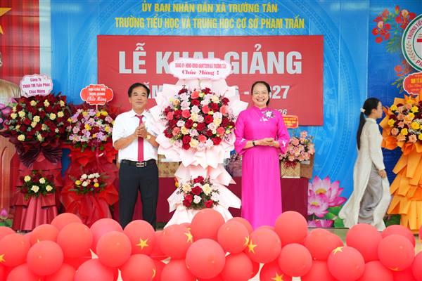 Đồng chí Vũ Thị Hải Hậu, Phó Bí thư Thường trực Đảng ủy phụ trách Đảng bộ dự khai giảng năm học mới tại Trường TH-THCS Phạm Trấn
