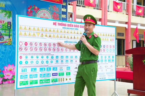 Trường TH&THCS Phạm Trấn tăng cường tuyên truyền, giáo dục pháp luật về an toàn giao thông.