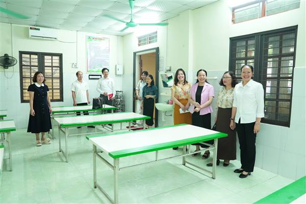 ĐOÀN GIÁM SÁT THÀNH PHỐ KIỂM TRA CÔNG TÁC BẢO ĐẢM AN TOÀN THỰC PHẨM TẠI TRƯỜNG TIỂU HỌC TRƯỜNG TÂN