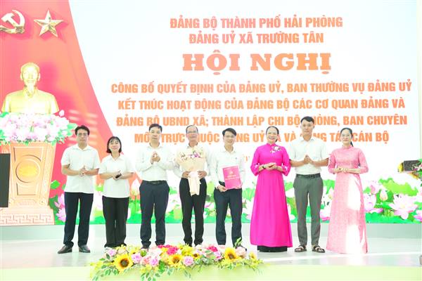 Đảng ủy xã Trường Tân công bố các quyết định về sắp xếp tổ chức Đảng và công tác cán bộ