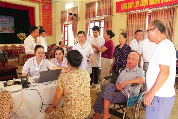 Trường Tân bắt đầu tổ chức khám sức khỏe cho nhân dân