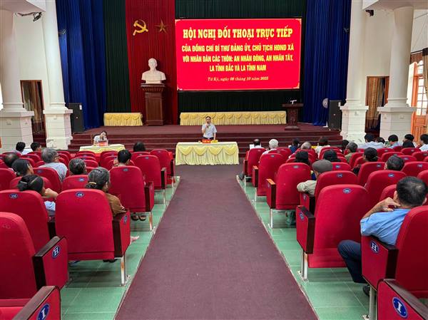 Đồng chí Bí thư Đảng ủy, Chủ tịch HĐND xã Tứ Kỳ tiếp xúc đối thoại trực tiếp với nhân dân.

