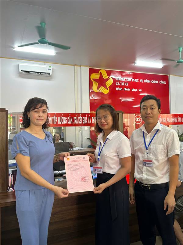 Trao giấy chứng nhận  quyền sử dụng đất lần đầu cho người dân
