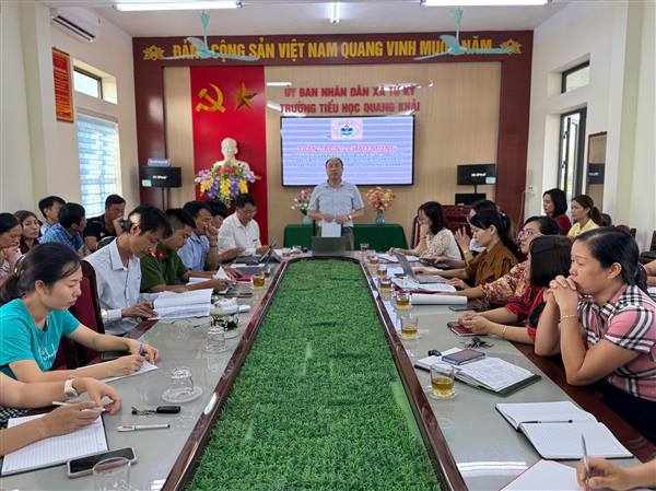 Đoàn công tác UBND xã Tứ Kỳ làm việc với Trường Tiểu học Quang Khải.