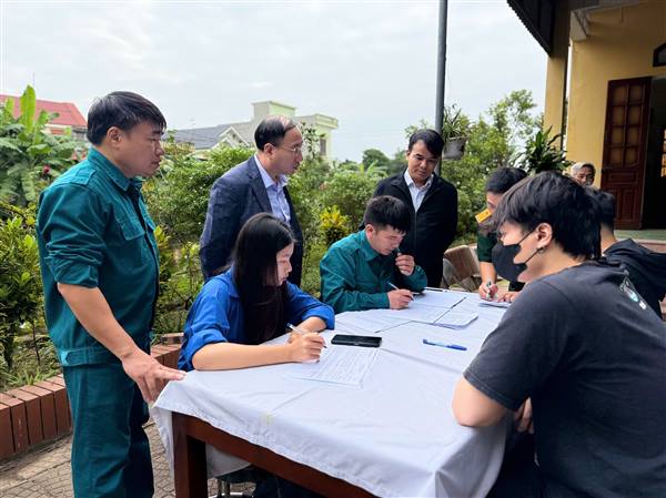 Hội đồng NVQS xã Tứ Kỳ tổ chức khám sơ tuyển sức khỏe cho công dân trong độ tuổi sẵn sàng nhập ngũ