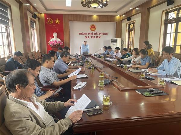 UBND xã họp nghe phòng chuyên môn báo cáo tiến độ các dự án trên địa bàn
