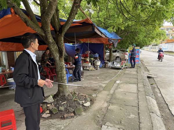 Kiên quyết xử lý vi phạm hành lang giao thông khu vực cổng Trung tâm y tế Tứ Kỳ và chợ Yên