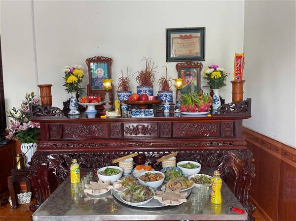 ĐOÀN THANH NIÊN XÃ TỨ KỲ TỔ CHỨC BỮA CƠM TRI ÂN TẠI NHÀ MẸ VNAH NGUYỄN THỊ LƯỢNG.