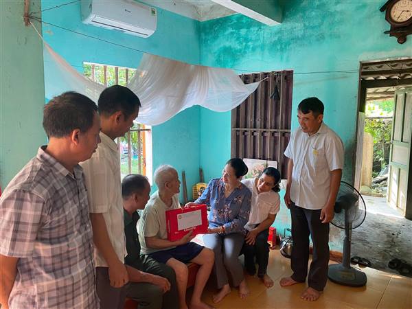 Hội Nông dân xã Tứ Kỳ phối hợp với Phòng khám Đa khoa Đồng Tâm thăm, tặng quà cho các gia đình chính sách 