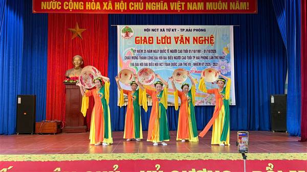 Tứ Kỳ sôi nổi chương trình giao lưu văn nghệ người cao tuổi 