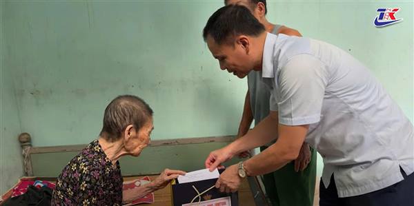 Lãnh đạo xã thăm, tặng quà người cao tuổi có hoàn cảnh khó khăn nhân Tháng hành động vì người cao tuổi năm 2026
