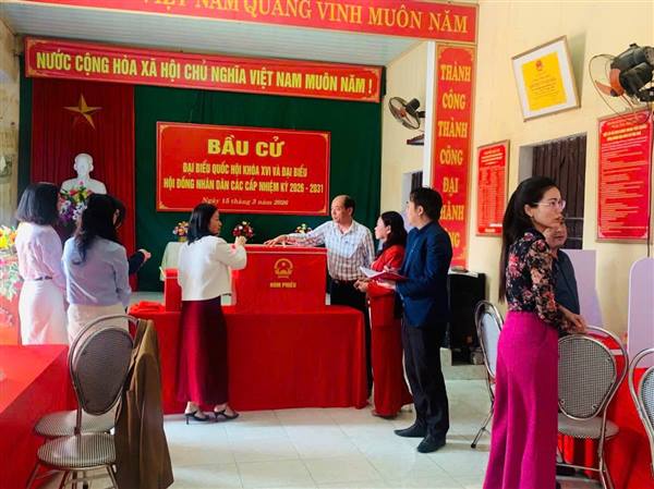 Lãnh đạo xã tăng cường kiểm tra công tác chuẩn bị bầu cử tại các khu vực bỏ phiếu
