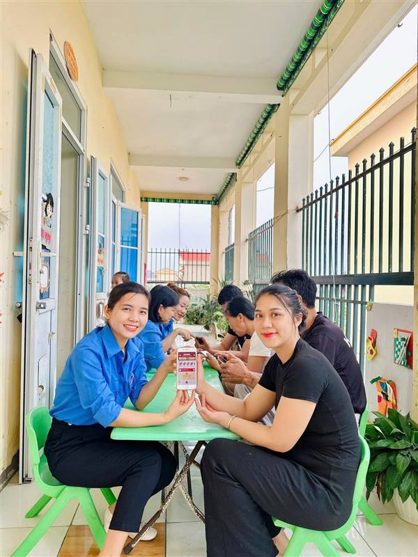 Đoàn Thanh niên xã Tứ Kỳ tích cực hỗ trợ cài đặt ứng dụng số cho người dân