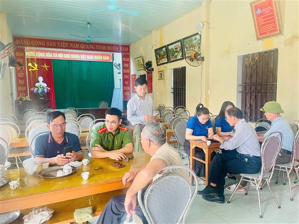 Xã Tứ Kỳ tăng cường hỗ trợ người dân cài đặt ứng dụng số tại cơ sở