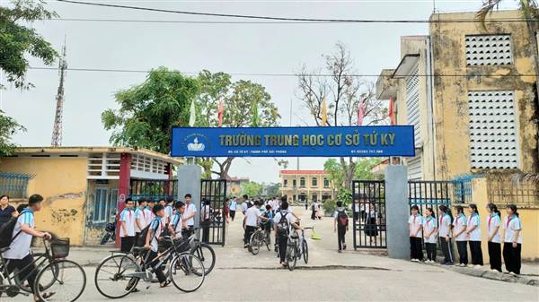 Sôi nổi tuyên truyền kỷ niệm 30/4 gắn với giáo dục an toàn giao thông tại trường THCS Tứ Kỳ