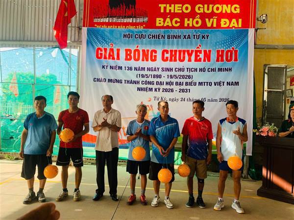 Hội CCB xã Tứ Kỳ tổ chức giải bóng chuyền hơi chào mừng các ngày lễ lớn