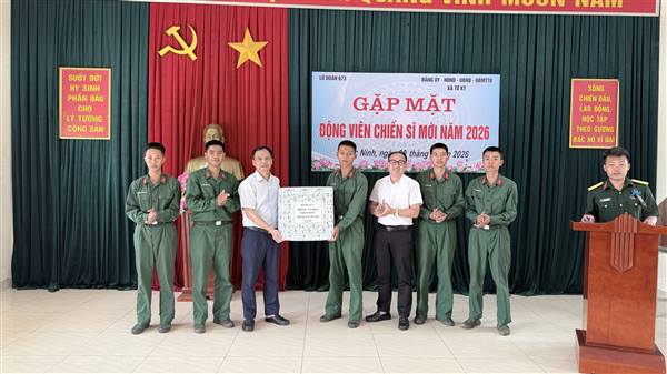 Tứ Kỳ thăm, động viên, tặng quà 46 chiến sỹ mới nhập ngũ năm 2026